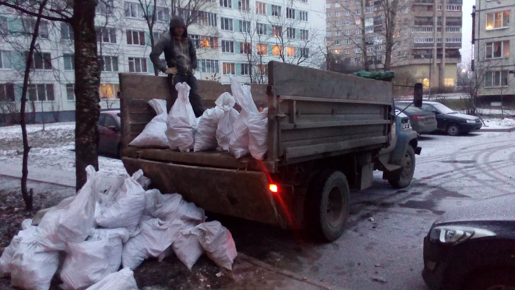 Вывоз мусора в мешках в Клинцах в октябре