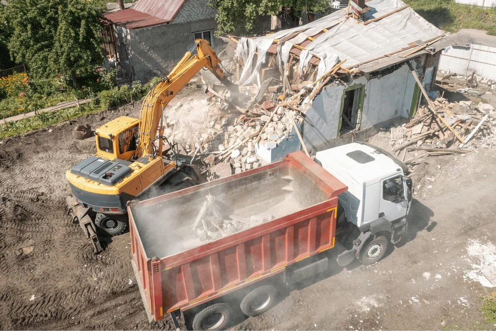 Вывоз мусора после сноса зданий с выездом в Клинцах в октябре