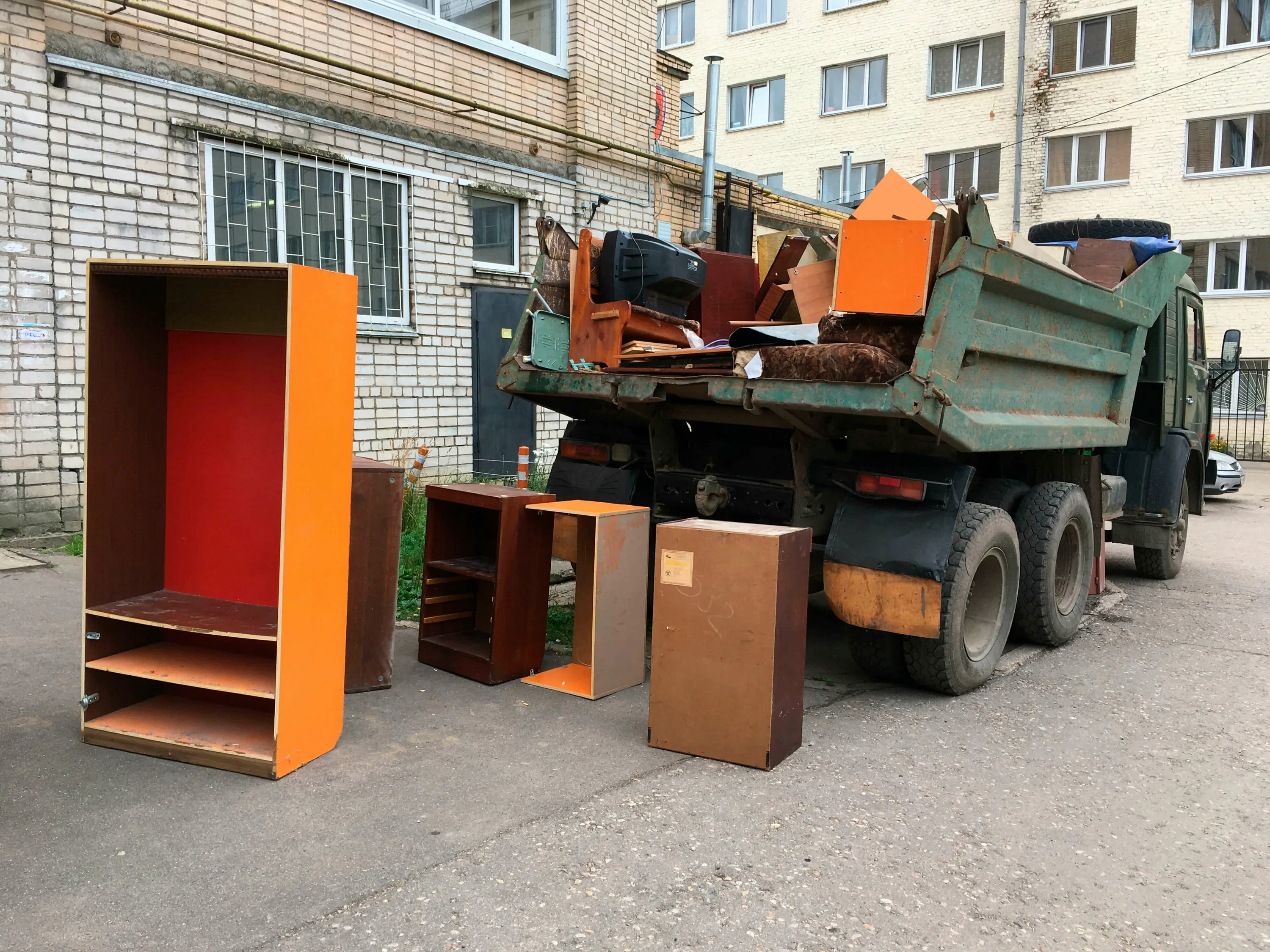 Утилизация старой мебели с вывозом и разбором в Клинцах в октябре