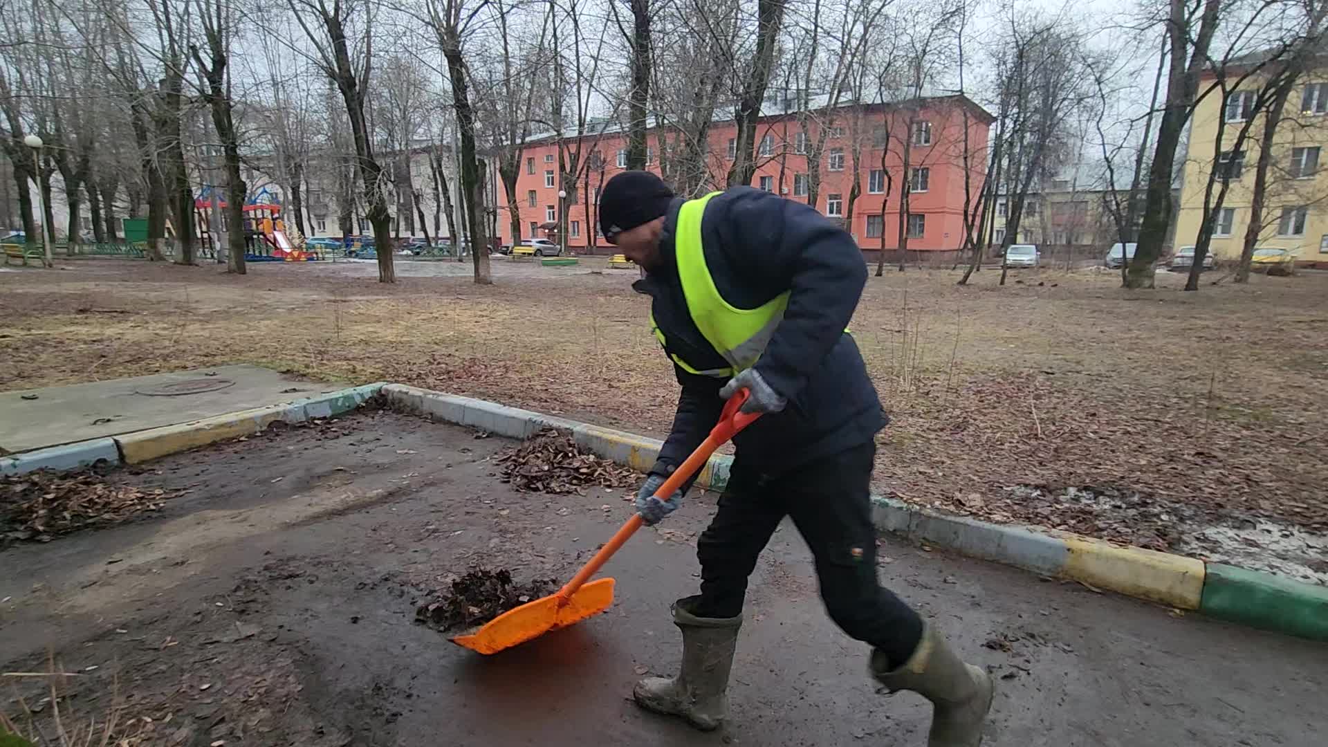 Уборка территорий в Клинцах в октябре