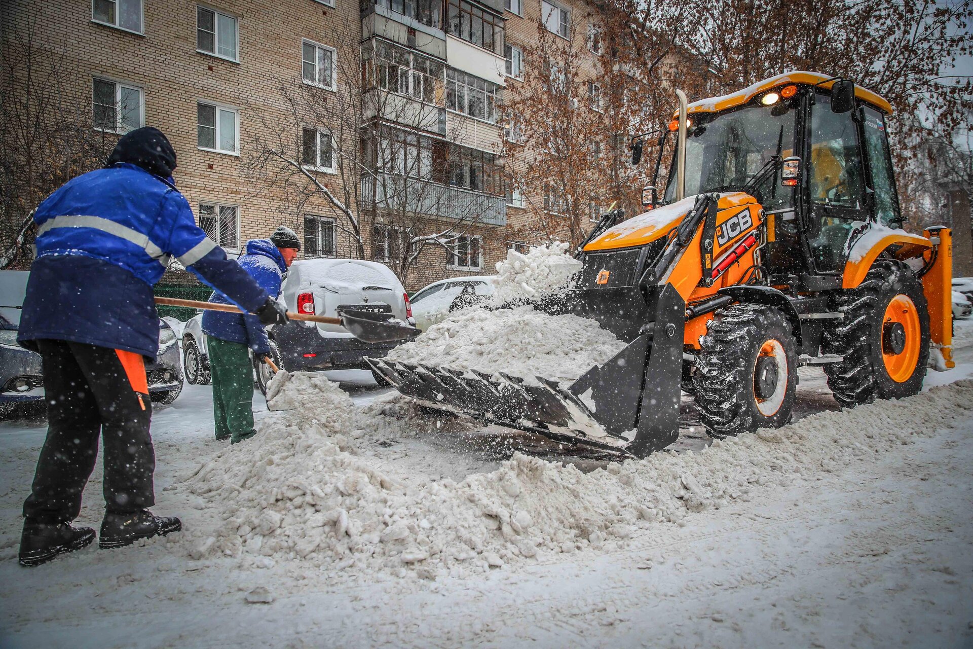 Очистка дворов от снега и наледи в Клинцах — уборка снега, трактор и ручная, цены от 520 руб. | ПроМусор