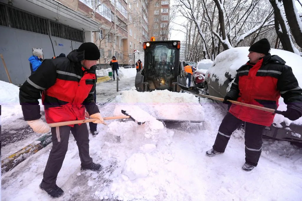 Очистка дворов от снега с гарантией результата в Клинцах в октябре