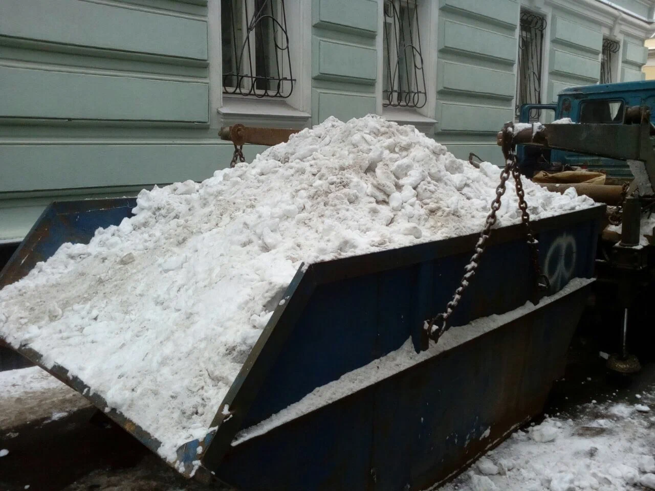 Вывоз снега контейнерами в Клинцах в октябре